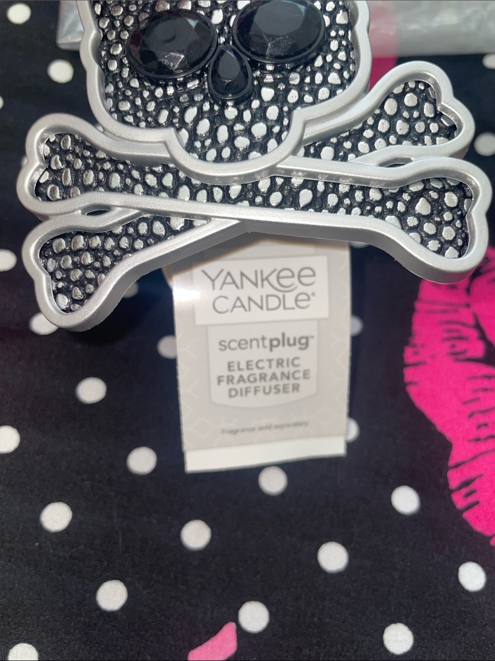 Yankee Candle Black & White Skull and Crossbones Air Freshener holders - Picture 2 of 4